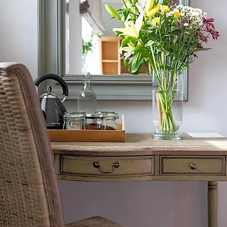Inn The Hare And Hounds, 4*