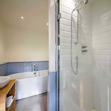 Inn The Hare And Hounds, 4*