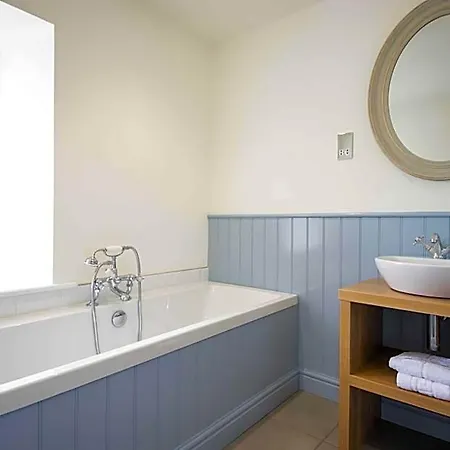 Inn The Hare And Hounds, 4*