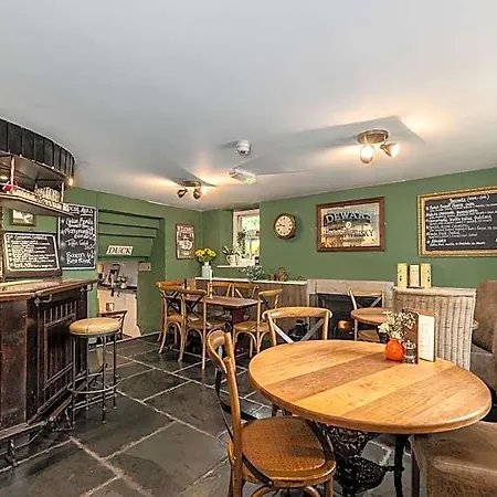 The Hare And Hounds, 4* Levens
