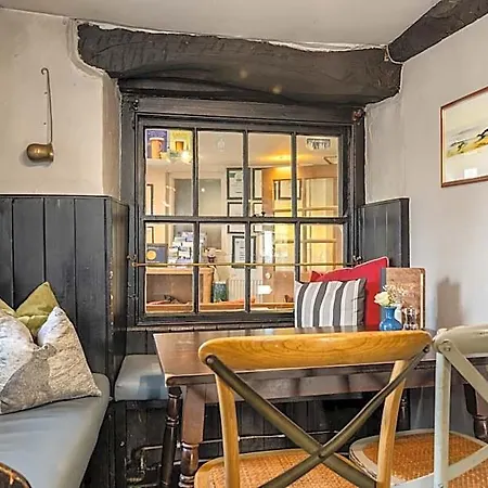 Inn The Hare And Hounds, 4*