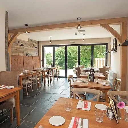 The Hare And Hounds, 4*