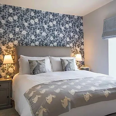The Hare And Hounds, 4* Levens