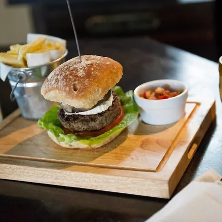 The Hare And Hounds, 4*