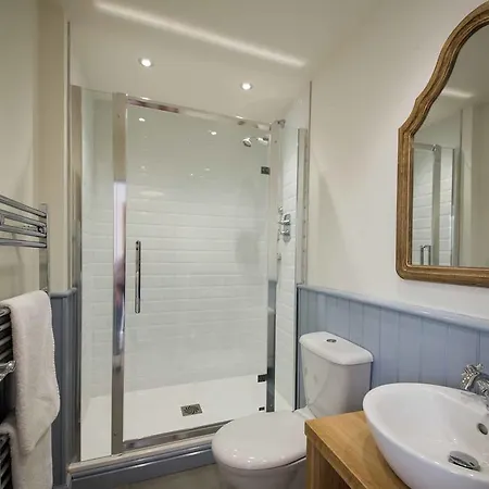 Inn The Hare And Hounds, 4*