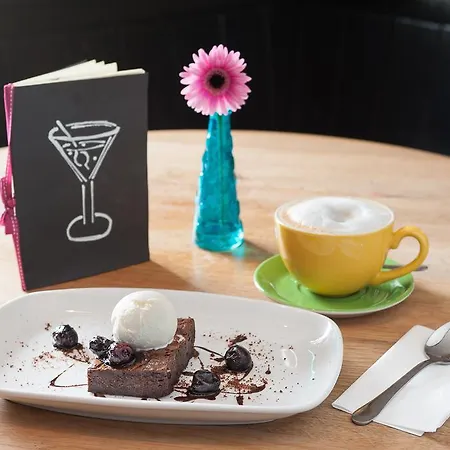 The Hare And Hounds, イン