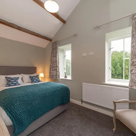 Inn The Hare And Hounds, 4*