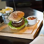 The Hare And Hounds, 4*